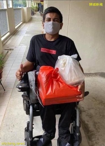 轮椅快递员冒雨送货毅力令顾客钦佩