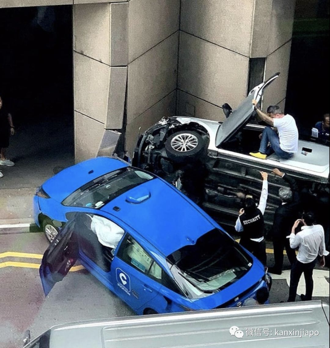 惊险!轿车被德士撞出5米后侧翻