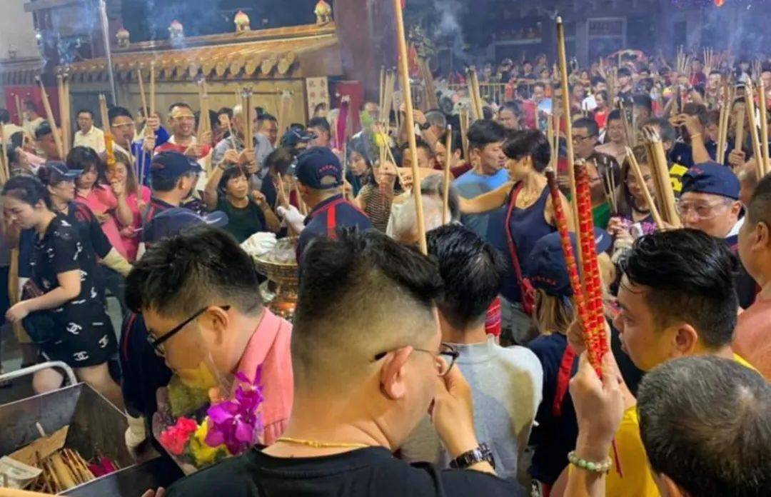 新加坡總理李顯龍魔性拜年視頻火了！各部長花式拜年，竟有財神爺上門討債