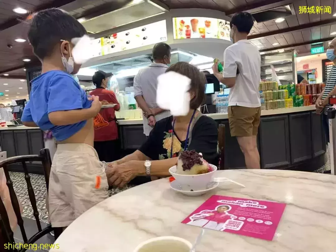 “我在新加坡食阁吃饭，隔壁老人拿出水瓶给孙子尿尿......”