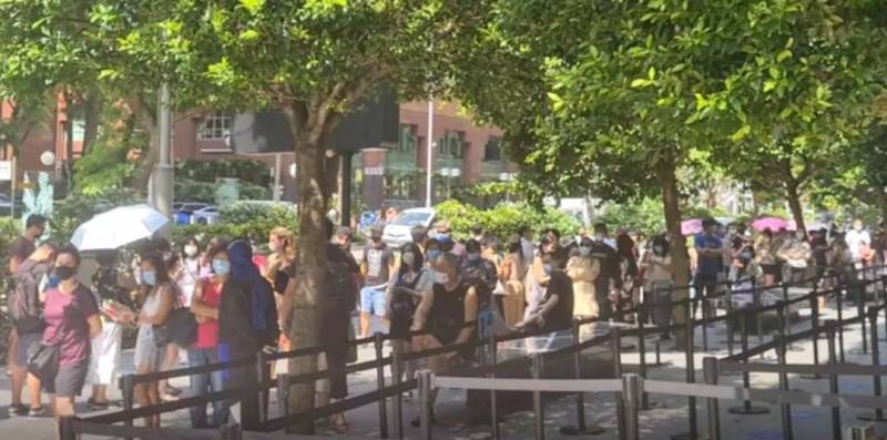 实拍!新加坡这家商场被挤爆!网站也刷爆