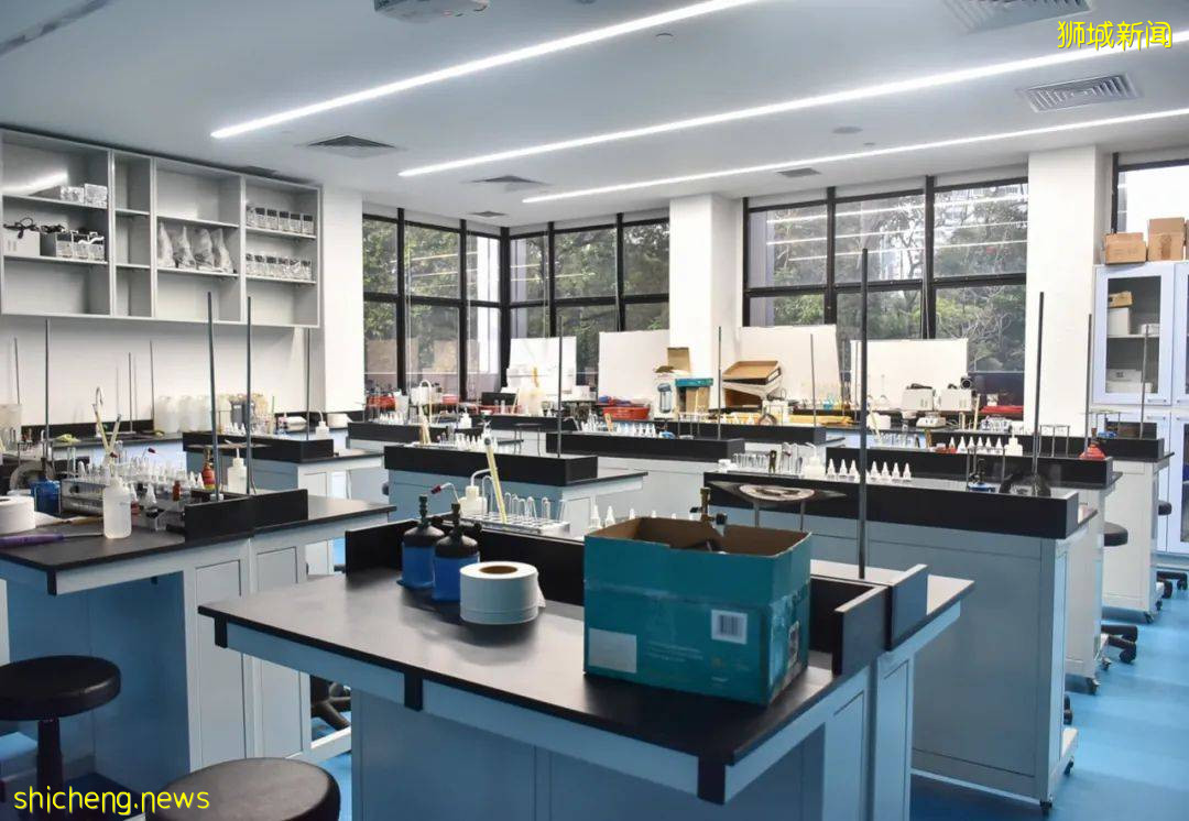 23岁的牛津本硕荣誉学生,却选择到新加坡的这所学校当化学老师