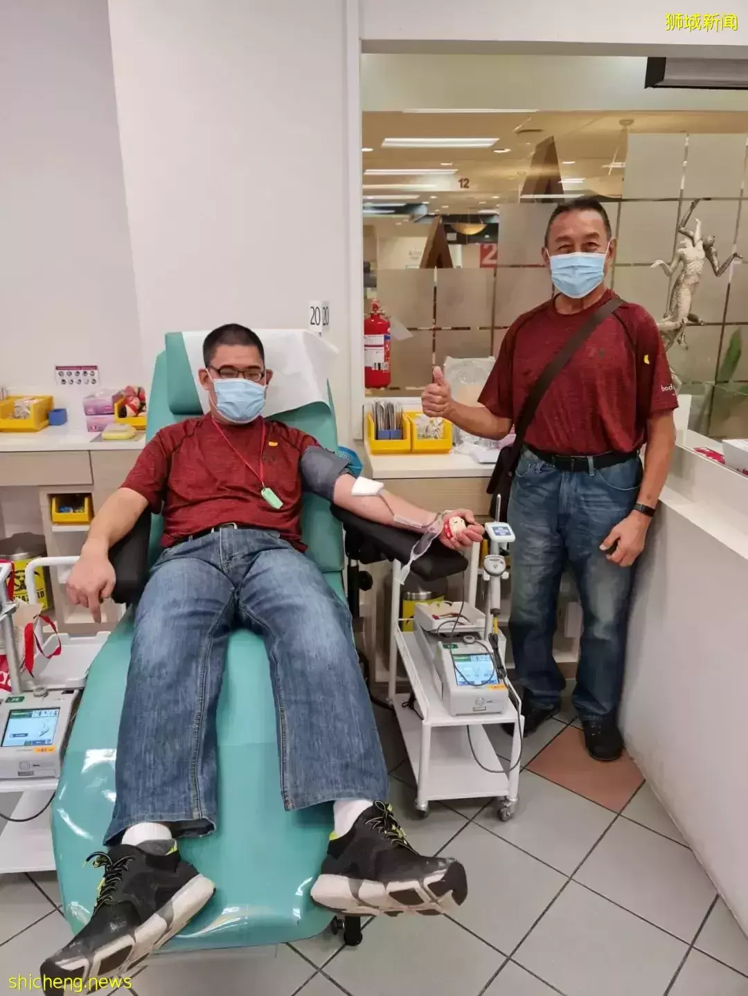 1岁发高烧脑受损，46岁新加坡智障儿效仿爸爸，25年捐血79次