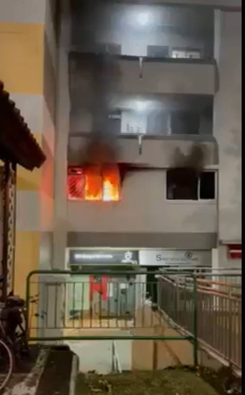 新加坡市中心老巴刹爆炸起火，紧急疏散50个摊贩，浓烟滚滚