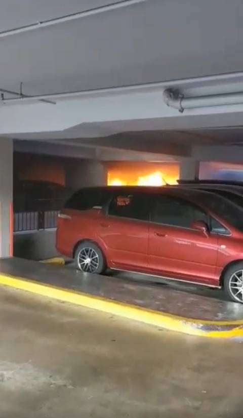 新加坡市中心老巴刹爆炸起火，緊急疏散50個攤販，濃煙滾滾