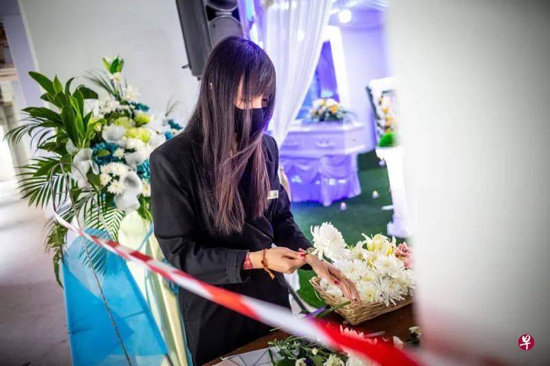 她,套上一身黑从夜店转战这份高贵的职业,如同破茧而出的蝴蝶