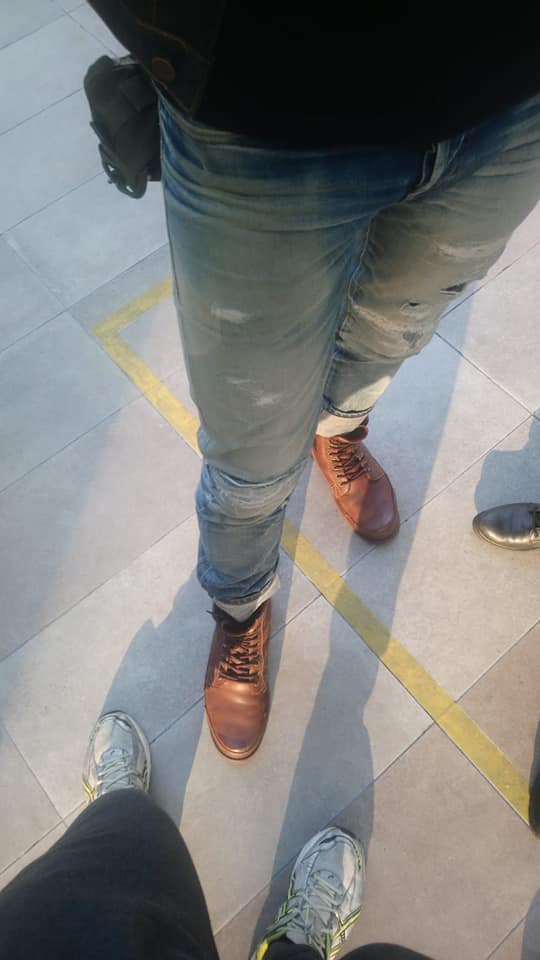 别想歪,我们在讲抽烟的姿势。