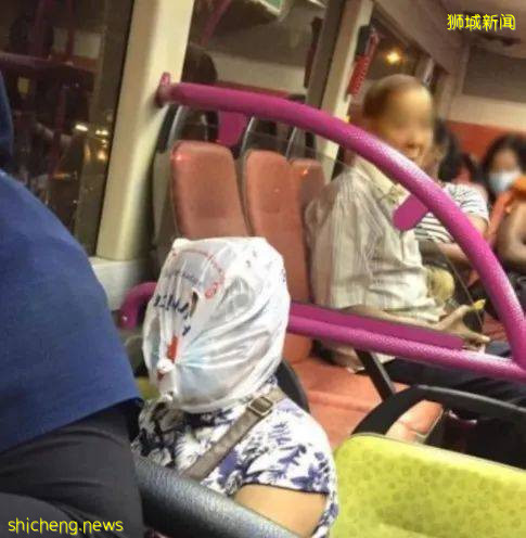 這是什麽操作？新加坡女子戴塑料袋搭巴士