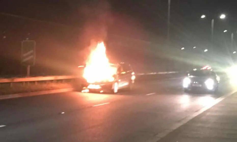 新加坡又發生事故！一輛汽車突然自燃，車主竟然