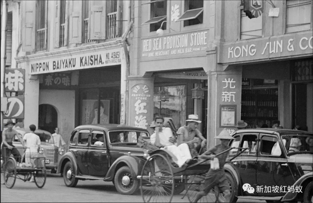 二战初期新加坡街上各行各业都有，还能轻易买到鸦片