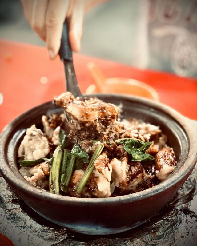 骨灰級吃貨推薦！盤點新加坡13家人氣砂煲飯 · 鹹香入味，真材實料 · 一口撩倒你的胃
