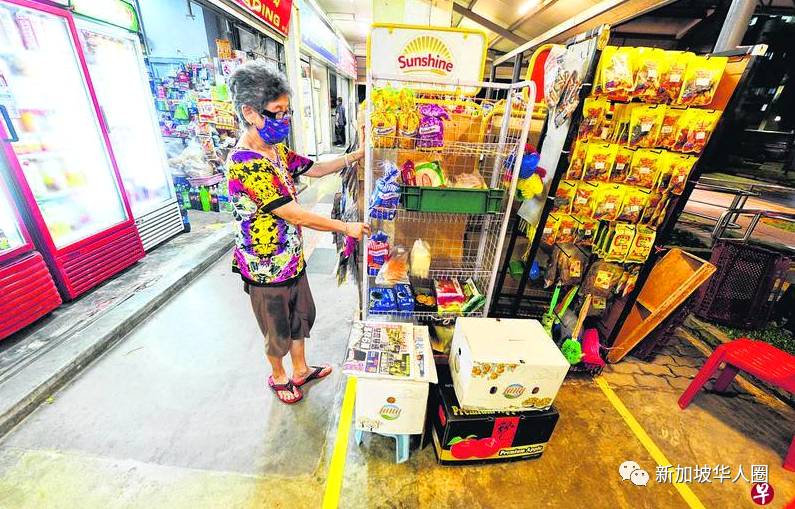 新加坡市镇会人员霸道执法没收丢弃货品！店家不满双双报警
