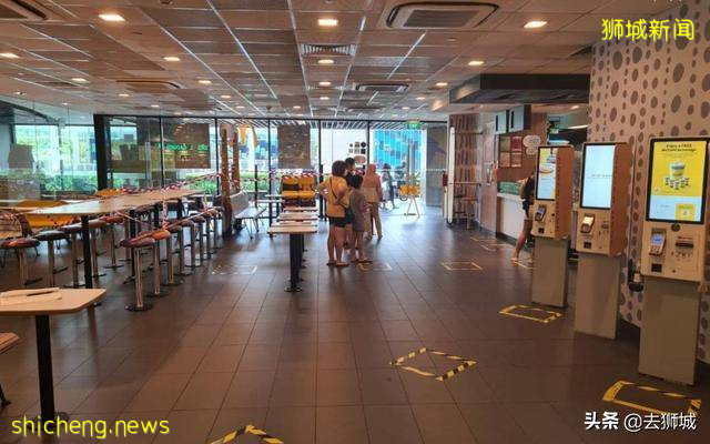 中国和新加坡抗疫对比,中国人真幸福,新加坡人快“疯了”