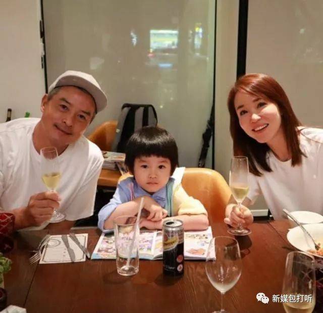 范文芳一家三口登新加坡杂志封面、李铭顺发文鼓励妻子：最强老婆