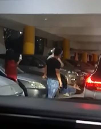 【空拳KO三男子】白发叔指醉酒男挑衅   护妻才动手自卫 