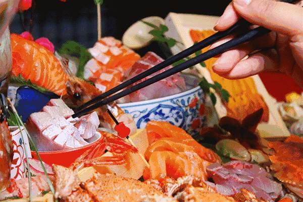 媒體：疫情放緩後的新加坡民衆正“報複性吃喝”