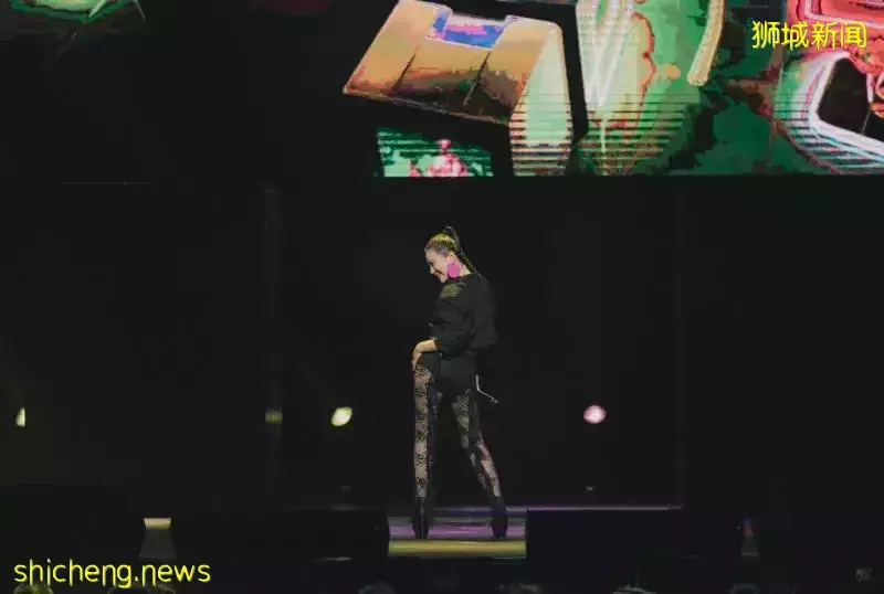 丁当火辣重返狮城舞台 黑色蕾丝丝袜 嗨翻全场