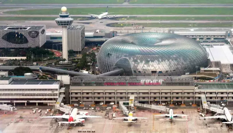 密接者已入境!新加坡会再收紧社交人数、堂食吗?世卫:封锁无法阻止奥密克戎传播