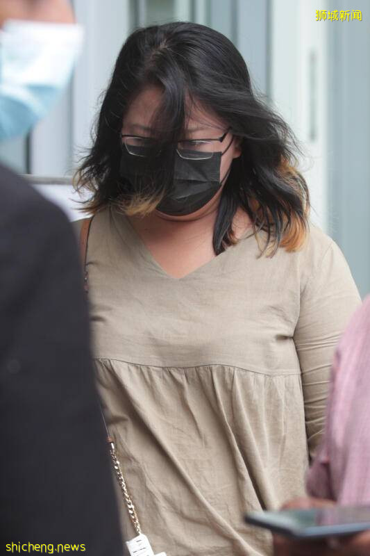 捏胸踢下体夹手臂  逼女佣当面冲凉换衣　