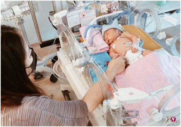 女婴心跳停10分钟 奇迹救活   护士与家人哭成团