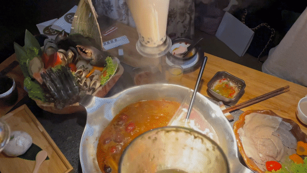 排队5小时!网红凑凑火锅来新加坡了!锅底无限续、奶茶免费喝!菜品大曝光