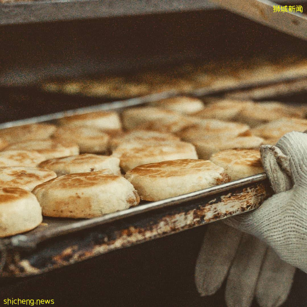 “龙发豆沙饼”古早味必吃!外皮酥到掉渣、内馅香滑细腻✨2种口味,每粒$0.90👍