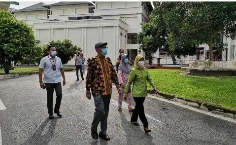 新加坡大选开始投票,总理、总统、第一夫人齐聚街头是何等画风