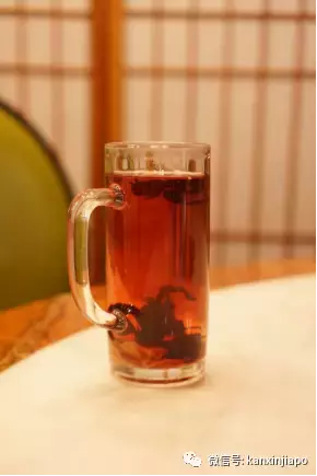 新加坡要开始流行用桶吃鱼了!?太飒了!(免费吃来了~)