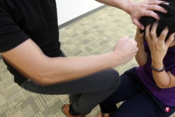 巴士上骚扰搭客还打人  清洁工入狱