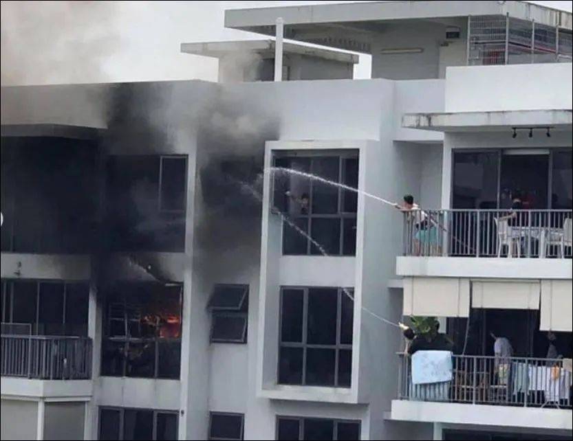 新加坡榜鵝公寓燃起熊熊烈火！窗戶融化，一片焦黑