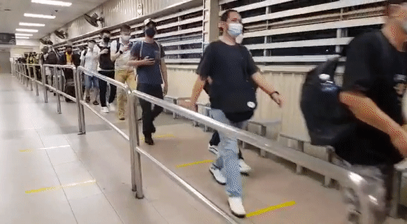 10000人!实拍新马通关历史一刻:长堤狂奔、百米人龙、深夜欢呼