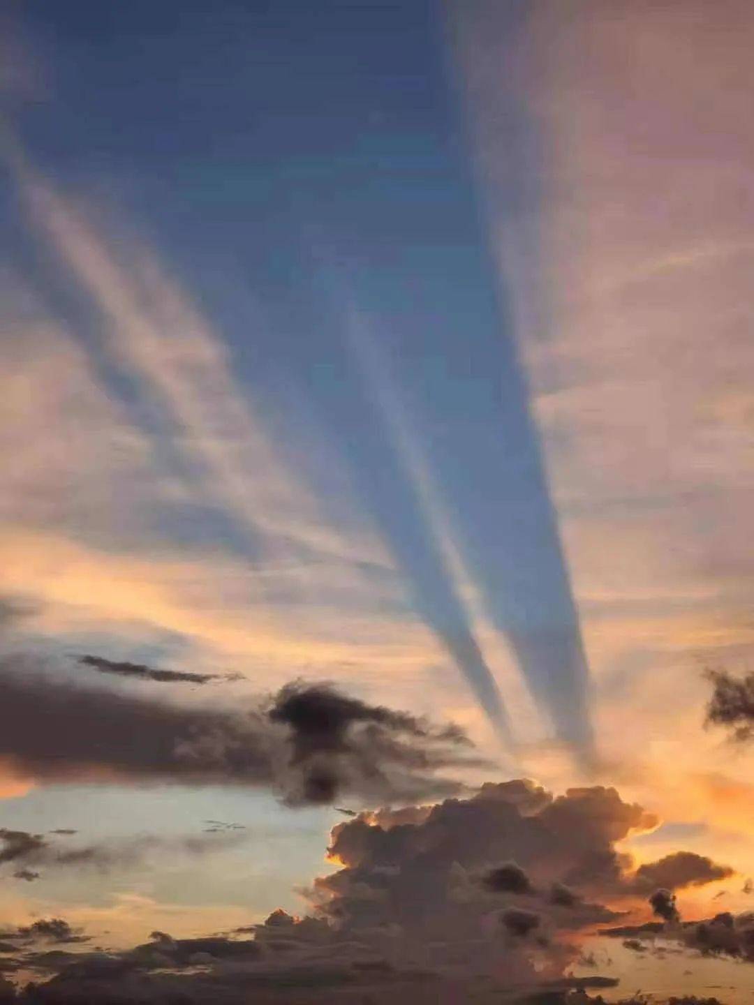 罕见!新加坡再现神奇天象,万道光芒从天空射下,50张美图刷屏