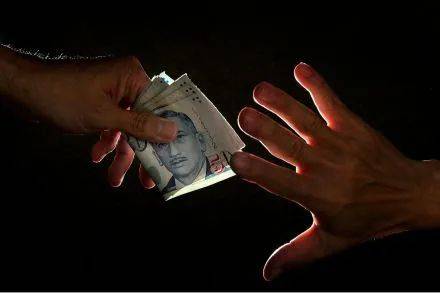 中國籍小夥兒拿76新幣賄賂新加坡警察?兄弟你違法了