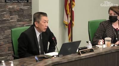 震驚!美國華裔官員被逼當場脫衣,回應歧視和汙蔑!新加坡也有“隱性歧視”嗎