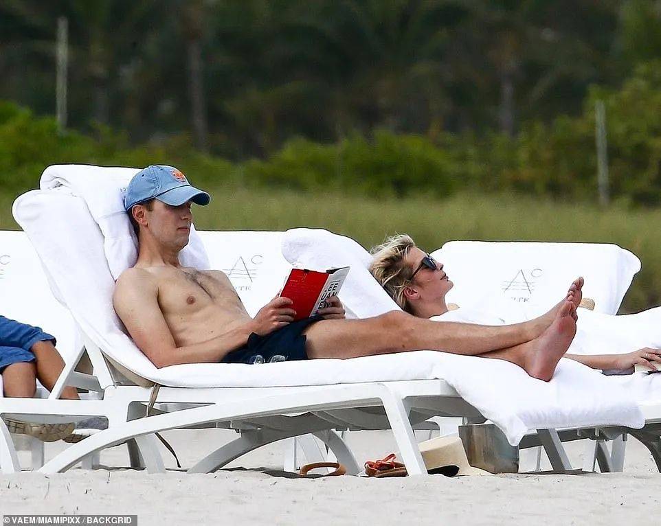 特朗普的女兒女婿度假時,被狗仔拍到在讀《李光耀傳記》