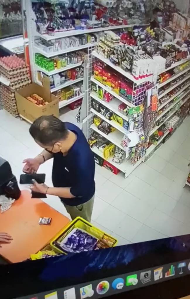 谨防街头小骗术，新加坡收银员被骗