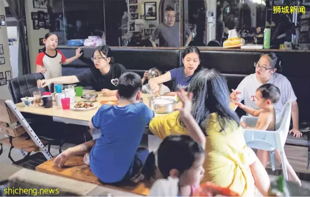 在新加坡養8個孩子，一周只花$300！沒有女傭，日子到底過得怎麽樣