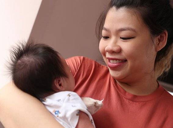 母怀孕10周游欧确诊 宝宝出世带冠病抗体