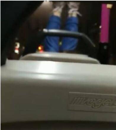 新加坡妹紙巴士做運動引發口水大戰，網友調侃“倆大長腿像雨刷”