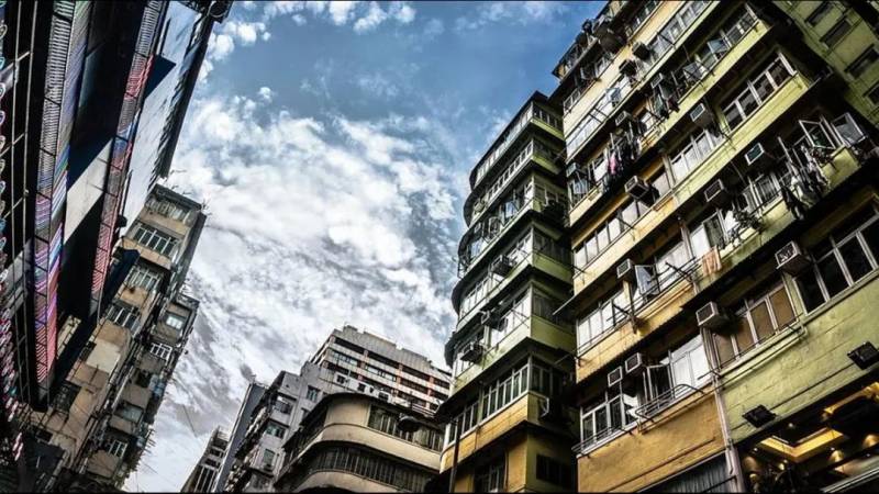 新加坡也有“棺材房”？公寓储藏室月租$500新币，腿都伸不直