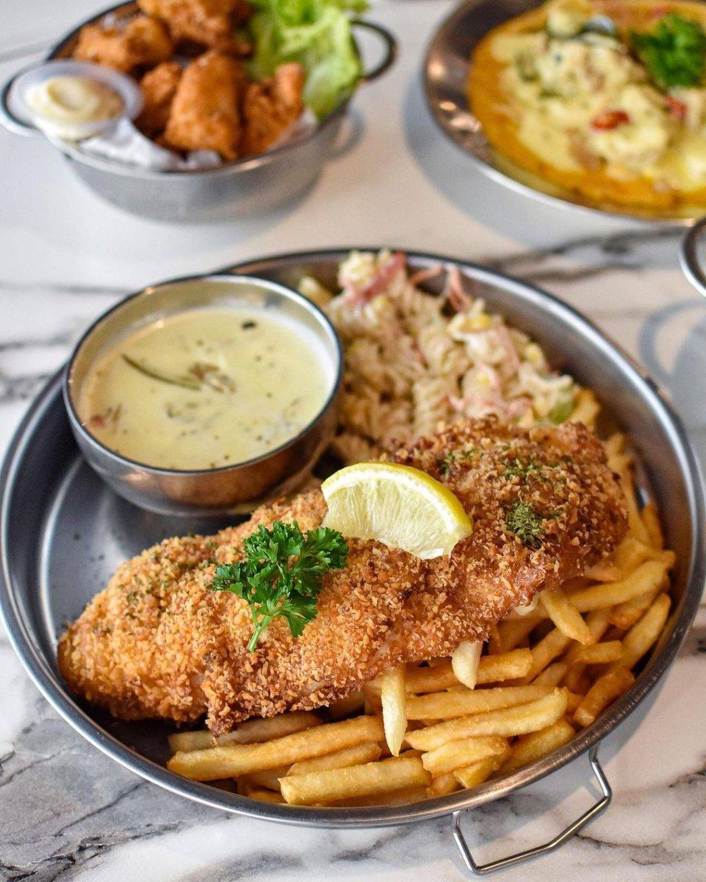 走入银色世界!乌节路平价网红西餐厅“49 seats”带你满墙银器打卡区🤩 便宜好吃又好拍