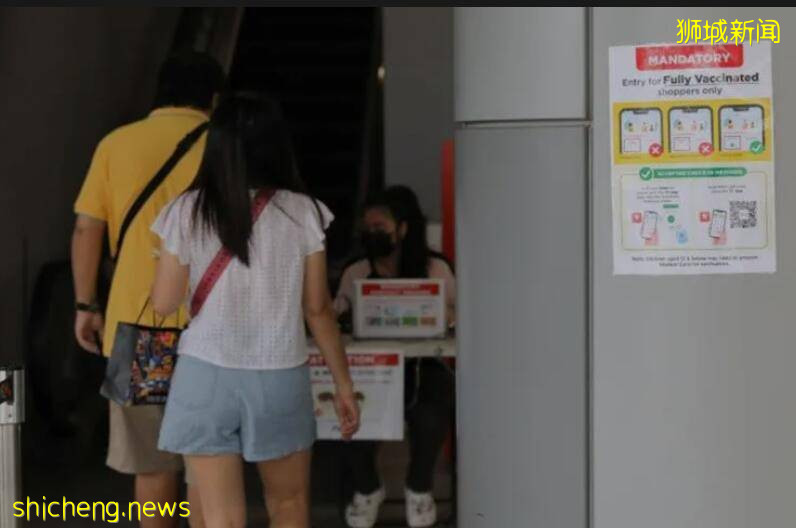 新加坡一对老男女网上打着民主幌子:鼓动打爆防疫热线