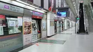 新加坡這個男子逃票打人、還冒用親哥護照出境!謊稱生病被抓