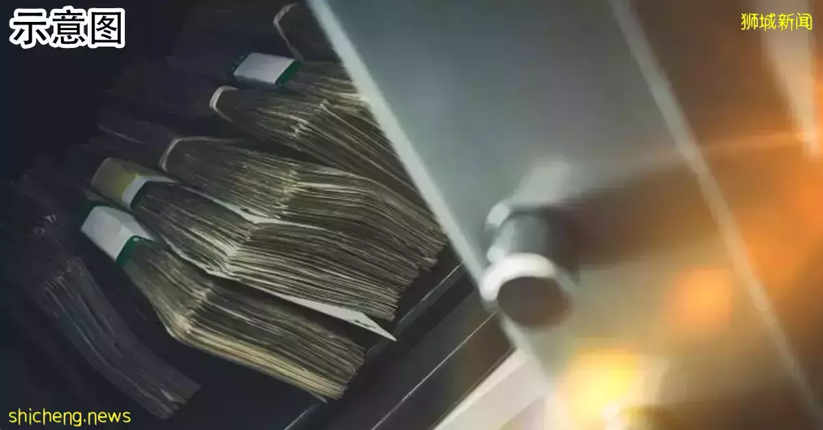 鱼目混珠!白纸换真钞 银行华裔职员盗113万新元