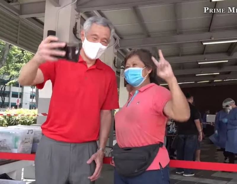 新加坡食阁、巴刹、咖啡店全面检测!李显龙总理也来了