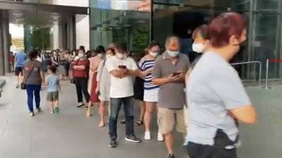 实拍!新加坡这家商场被挤爆!网站也刷爆