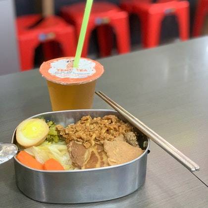 新加坡最好吃的鹵肉飯!!帶上你的味蕾假裝去台灣!!超正宗&創新鹵肉飯全覆蓋