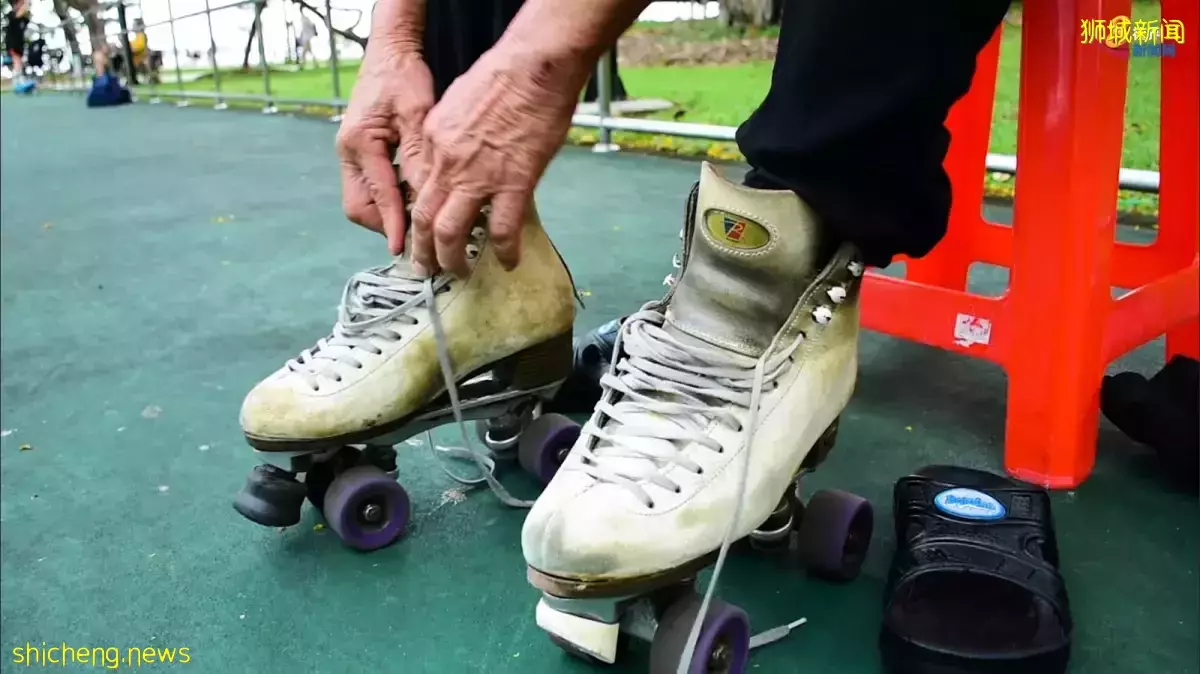 年近古稀仍潇洒“追风” 滑轮大叔：玩到玩不动为止 