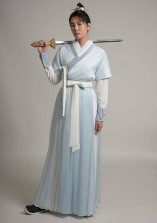 黄思恬圆女侠梦 为戏耍剑吊威亚 担心体力不支