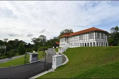 隐藏在葱葱绿树里!新加坡闹市区有个网红景点,百年前竟是大使馆